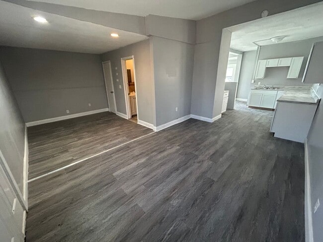 Building Photo - Section 8 Accepted! Spacious newly renovat...