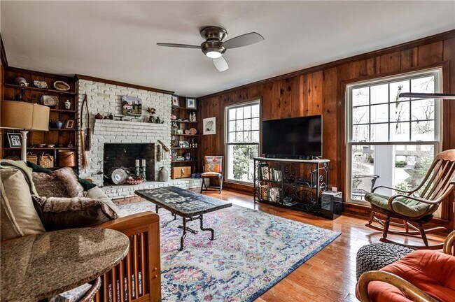 Building Photo - 800 Glenairy Dr NE