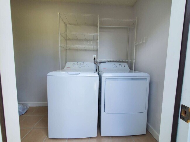 Building Photo - "Charming and Newly Updated 2-Bed Duplex Retreat in Hendersonville – 900 Sq Ft of Cozy Living!"