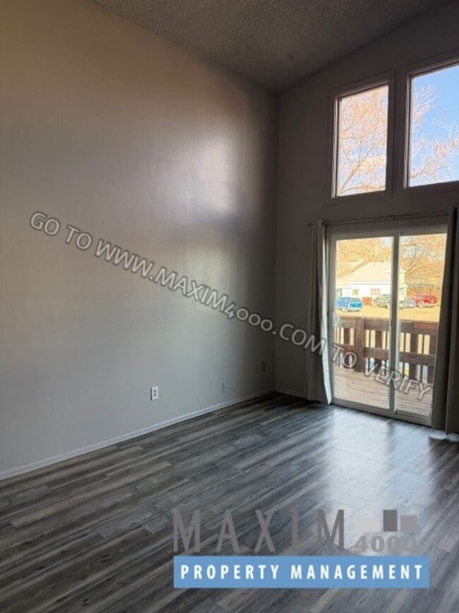 Building Photo - 559 N Sparn St