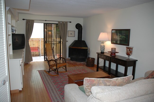 Livingroom with wood fireplace - 1320 21st St NW