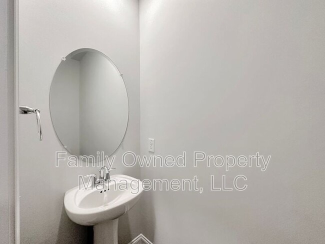 Building Photo - 302 Witch Hazel St
