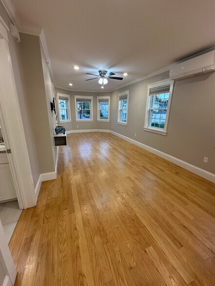 Primary Photo - 127 Marblehead St