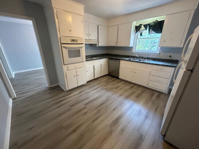 Building Photo - 715 Montague Road Unit D