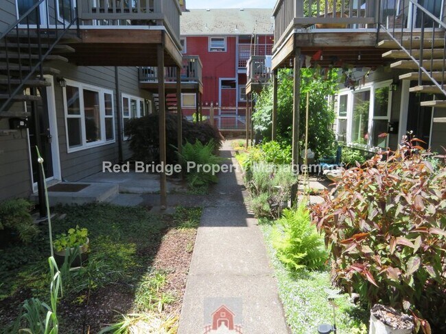 Building Photo - 131 SE 22nd Ave