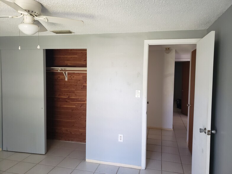 Building Photo - 10030 Glen Moor Ln