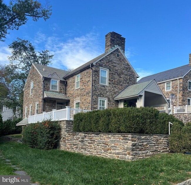 Building Photo - 1002 Crest Rd