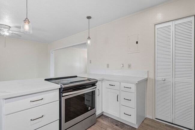 Building Photo - Townhouse with 3 bedrooms / 1.5 bathrooms ...