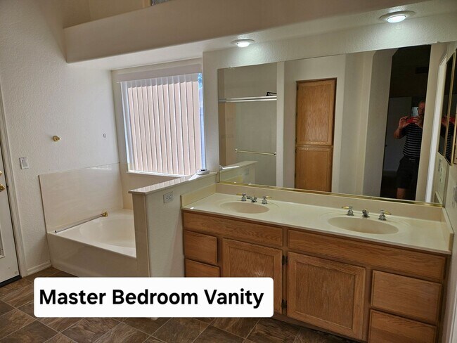 Building Photo - 4 BRM, 2 BA. HOME IN VAL VISTA PLACE in GI...