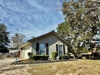 Building Photo - 902 Lakeridge Dr