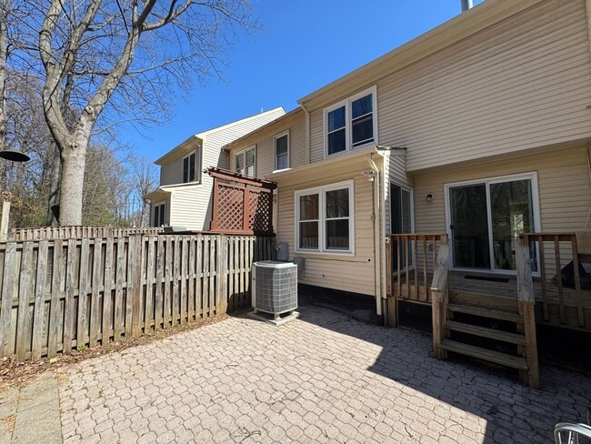 Building Photo - Gorgeous 3 Bed 2/2 Bath Interior Townhome In Little Rocky Run