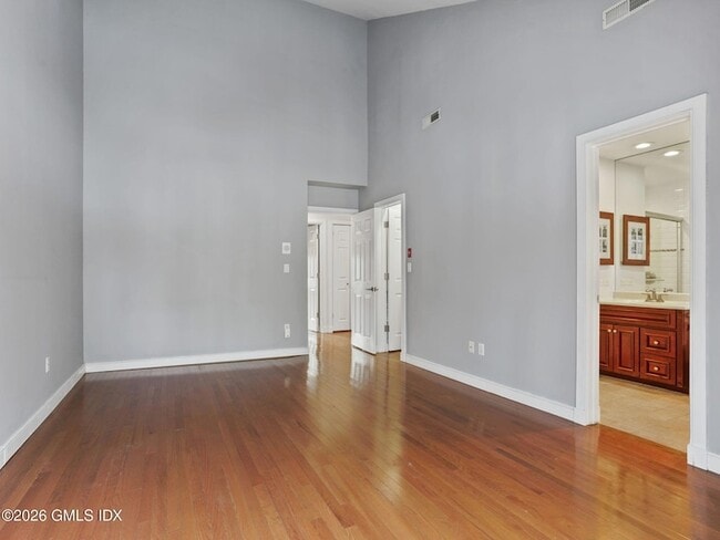 Building Photo - 453 E Putnam Ave