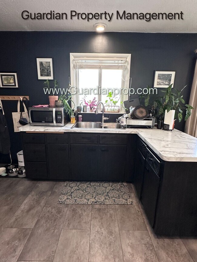 Building Photo - St Louis Park Single Family Home, Fenced In yard, Washer/Dryer, Fenced 1 Car Garage