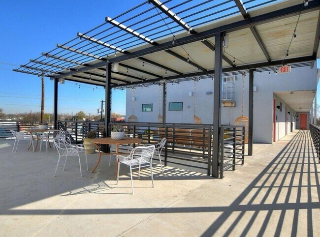 Building Photo - 2709 E 5th St.