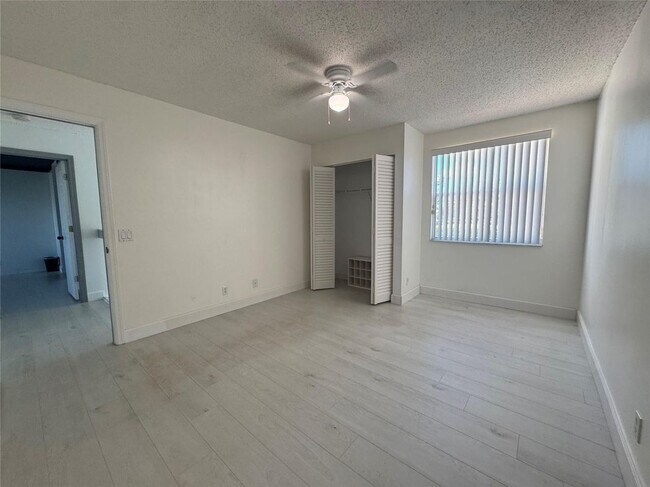 Building Photo - 7481 Santa Monica Dr