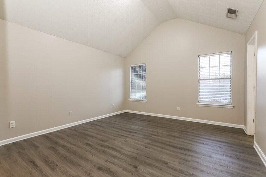 Building Photo - 1751 Live Oak Ln