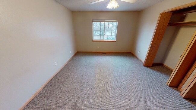 Building Photo - 3 BD, 2 BA, DOUBLE ATTACHED GARAGE, GREAT ...