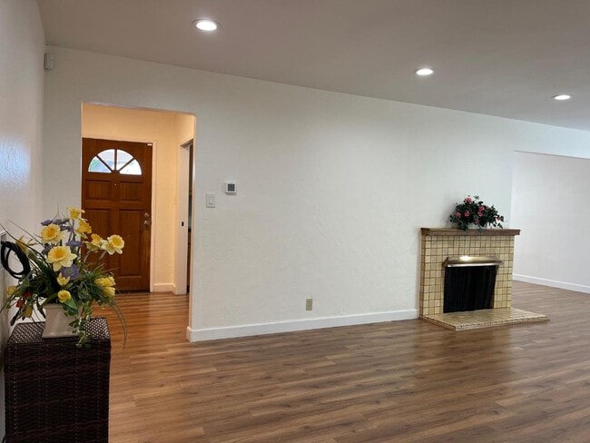 Building Photo - 623 Salberg Ave