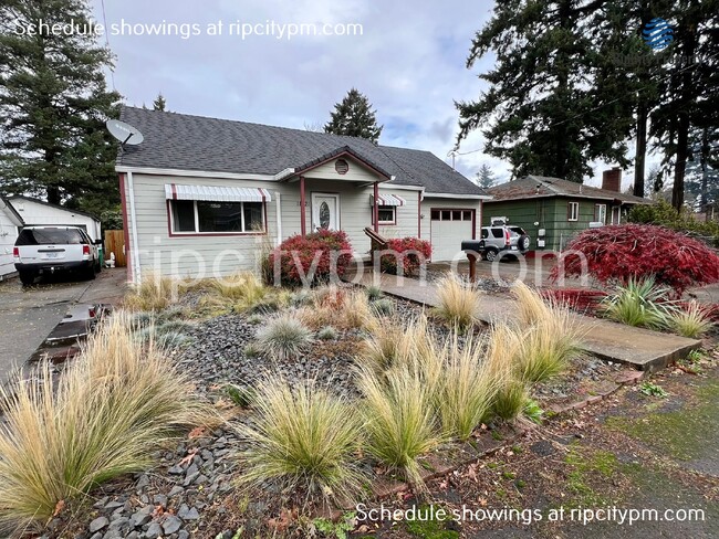 Building Photo - Cute 2 bed 1 bath home with huge fenced in...