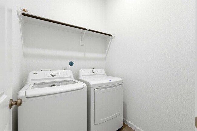 Building Photo - 3057 Pensacola Dr