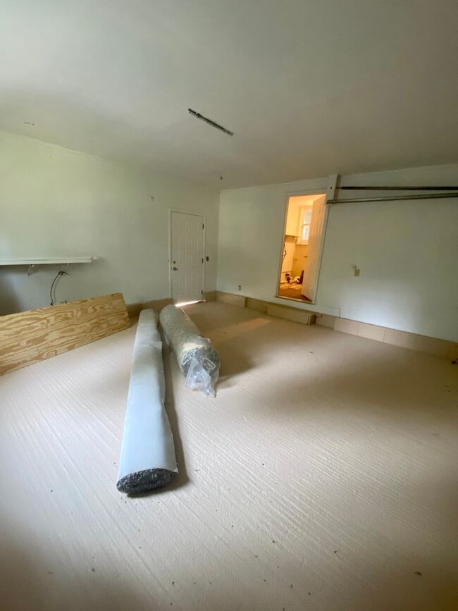Building Photo - Charming 2 Bedroom House