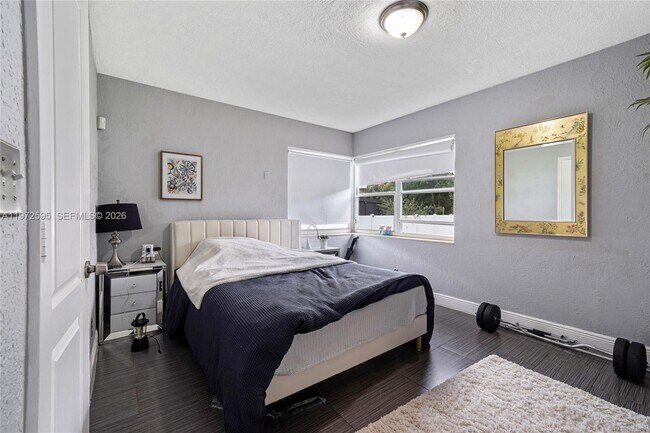 Building Photo - 2534 Monroe St