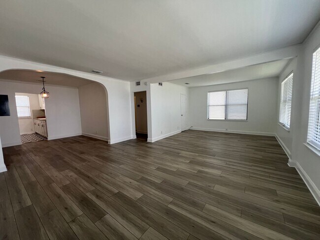 Building Photo - Beautiful renovated 1 bedroom Condo with River Views!