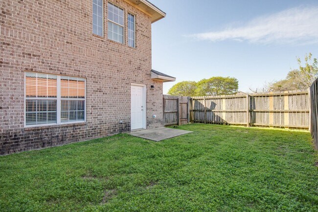 Building Photo - IMMEDIATE MOVE IN!!!  3 bedroom 3 Bathroom Duplex Next Door to Blinn!