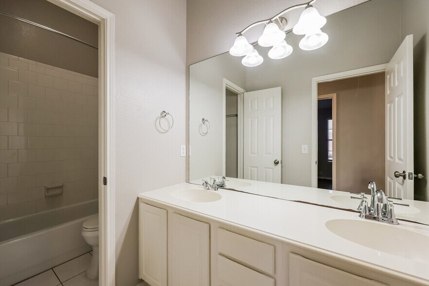 Building Photo - 2325 Cimmaron Dr