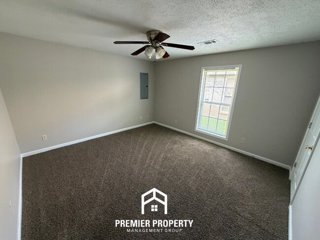 Building Photo - Charming 3BR/2BA Tuscaloosa Home | High Vaulted Ceilings, Hardwood Floors & Fenced Yard