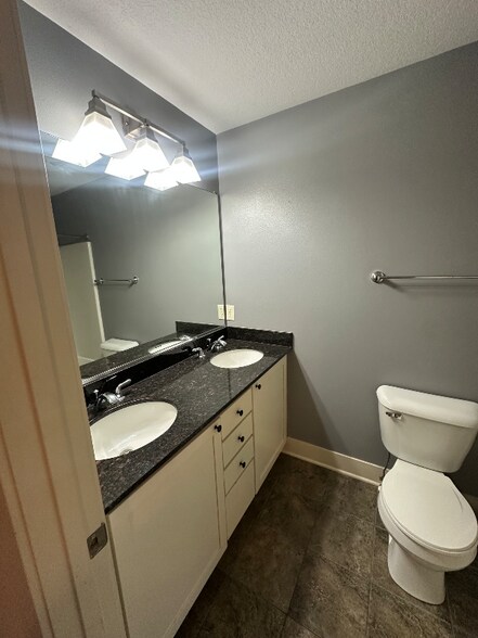 Building Photo - 3600 SE Glenstone Dr