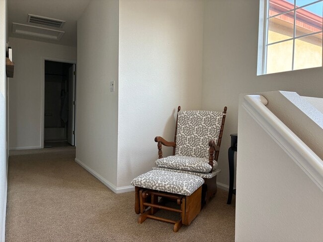 Building Photo - Beautiful 3-Bedroom, 2.5-Bathroom 2-Story ...
