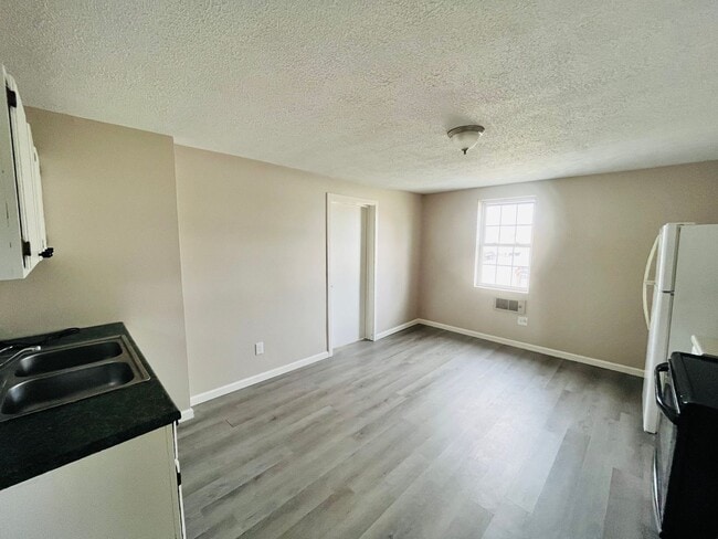 Building Photo - 321 W Main St