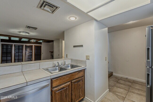 Building Photo - 1028 S Ash Ave