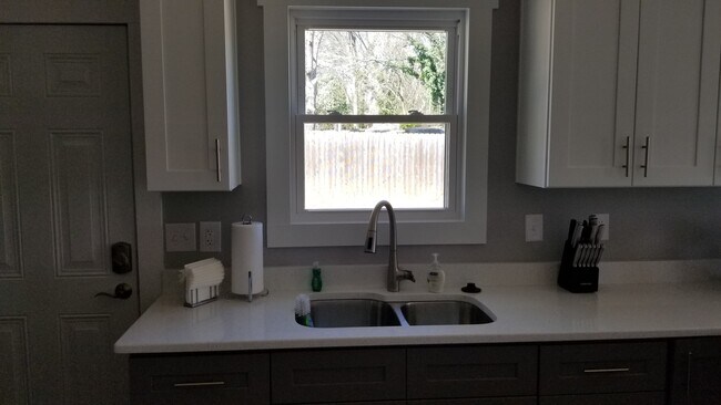 Building Photo - 2 Bigby St