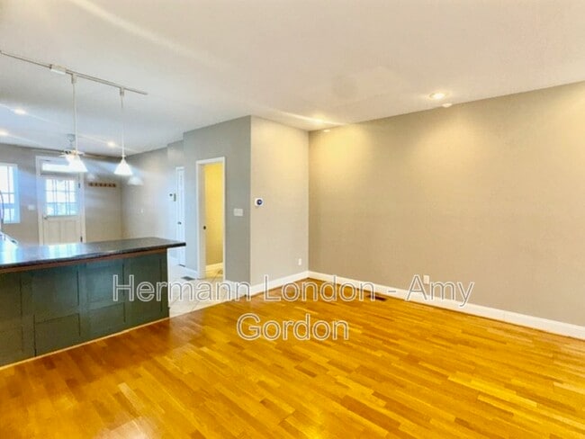 Building Photo - 2145 Victor St