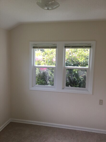 Building Photo - 212 S Center St