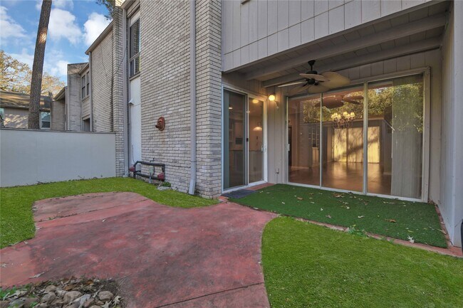 Building Photo - 2113 Lake Village Dr