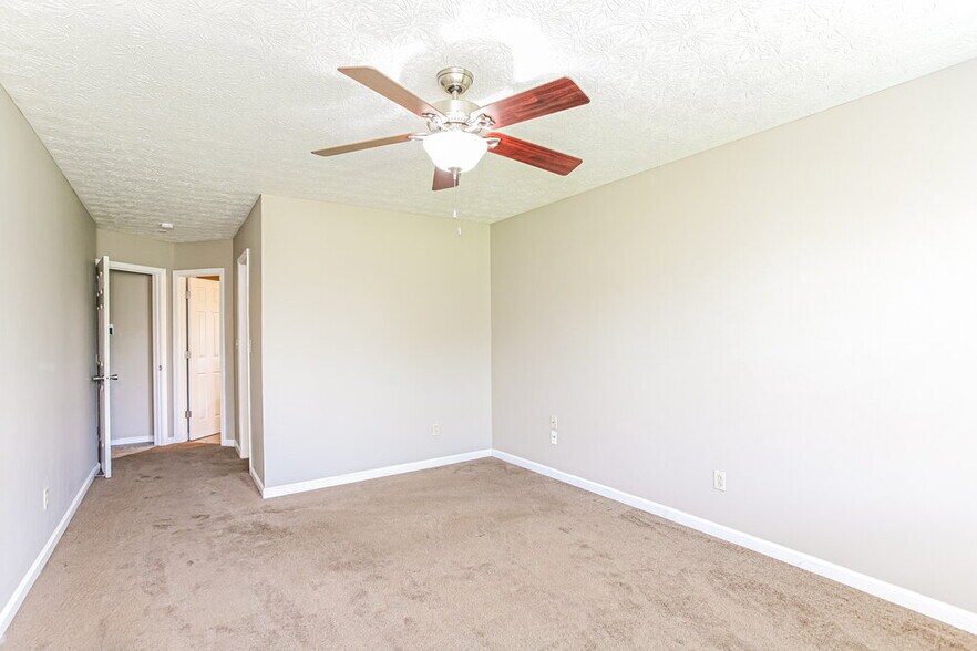 Building Photo - 748 Hollowood Ln