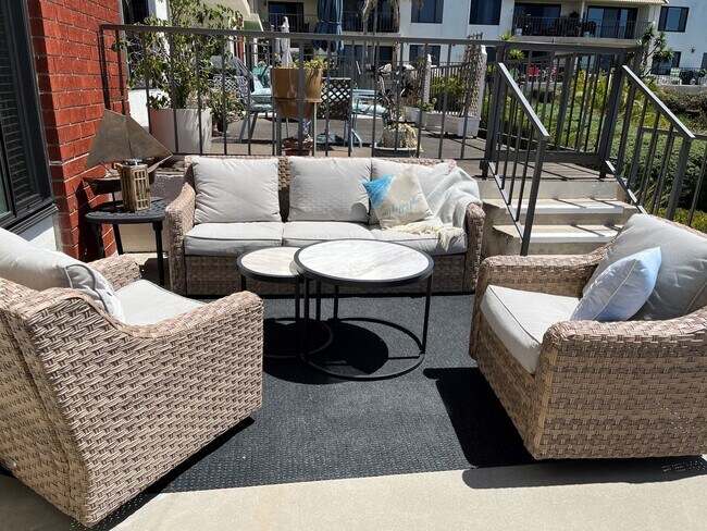 Building Photo - short term rental in the loop