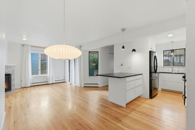 Building Photo - Beautiful 5-bed, 3.5 bath townhome steps from hiking trails and West Pearl St