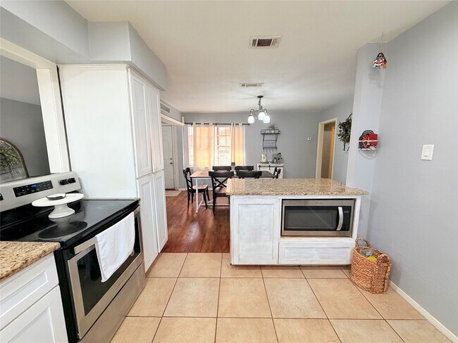 Building Photo - 14790 Cypress Dr