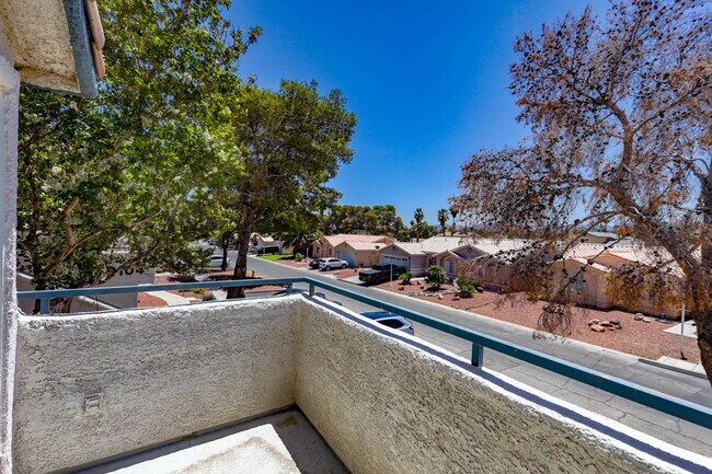 Building Photo - Centrally Located 3 Bed Condo In Gated Com...
