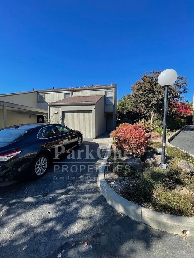 Building Photo - Spacious Town house in Pleasant Hill Now A...