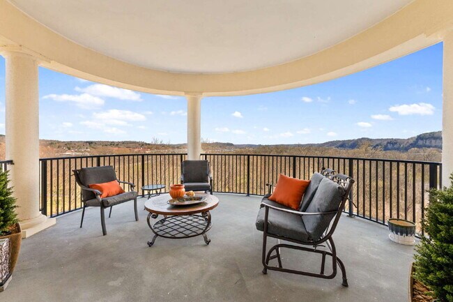 Building Photo - Luxury resort-style living: Fully furnished condo on the Cumberland River less than 25 miles from...
