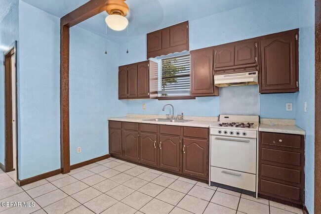 Building Photo - 323 Singh St