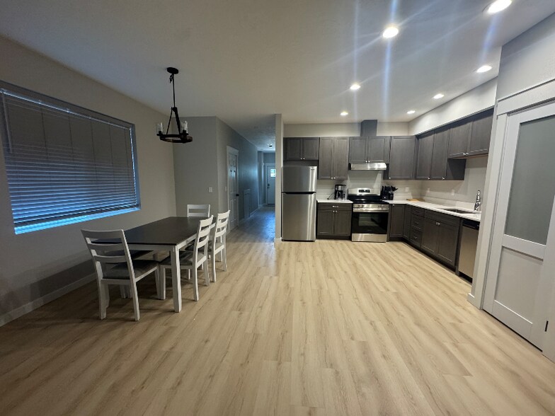 Building Photo - 427 SE Inlet Ave