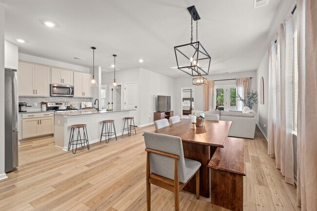 Building Photo - Modern Moncks Corner Home!