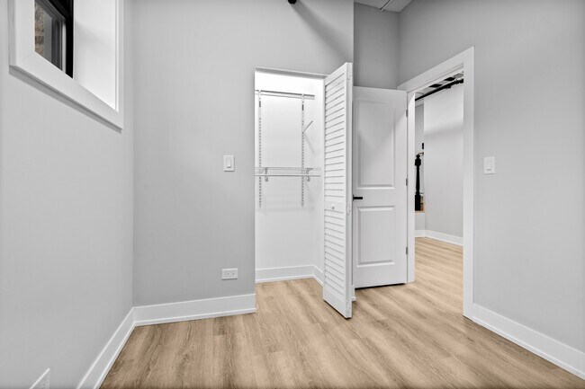 Building Photo - 1649 W Jonquil Terrace