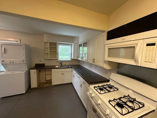 Building Photo - 2888 Midland Ave